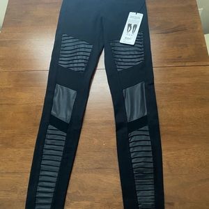 NWT!! Alo Yoga Moto Leggings Sz: XS Color: Black